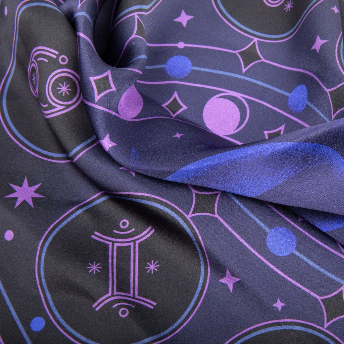 Mystic Tarot Tablecloth: Silk Elegance for Spiritual Rituals - Moonly Shop